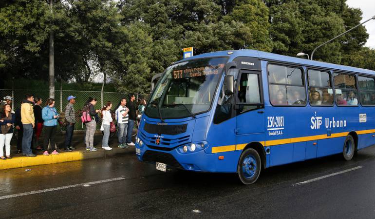 Imagen de archivo de un bus del SITP recogiendo pasajeros en Bogotá.