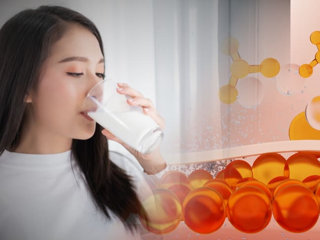 Mujer tomando colágeno