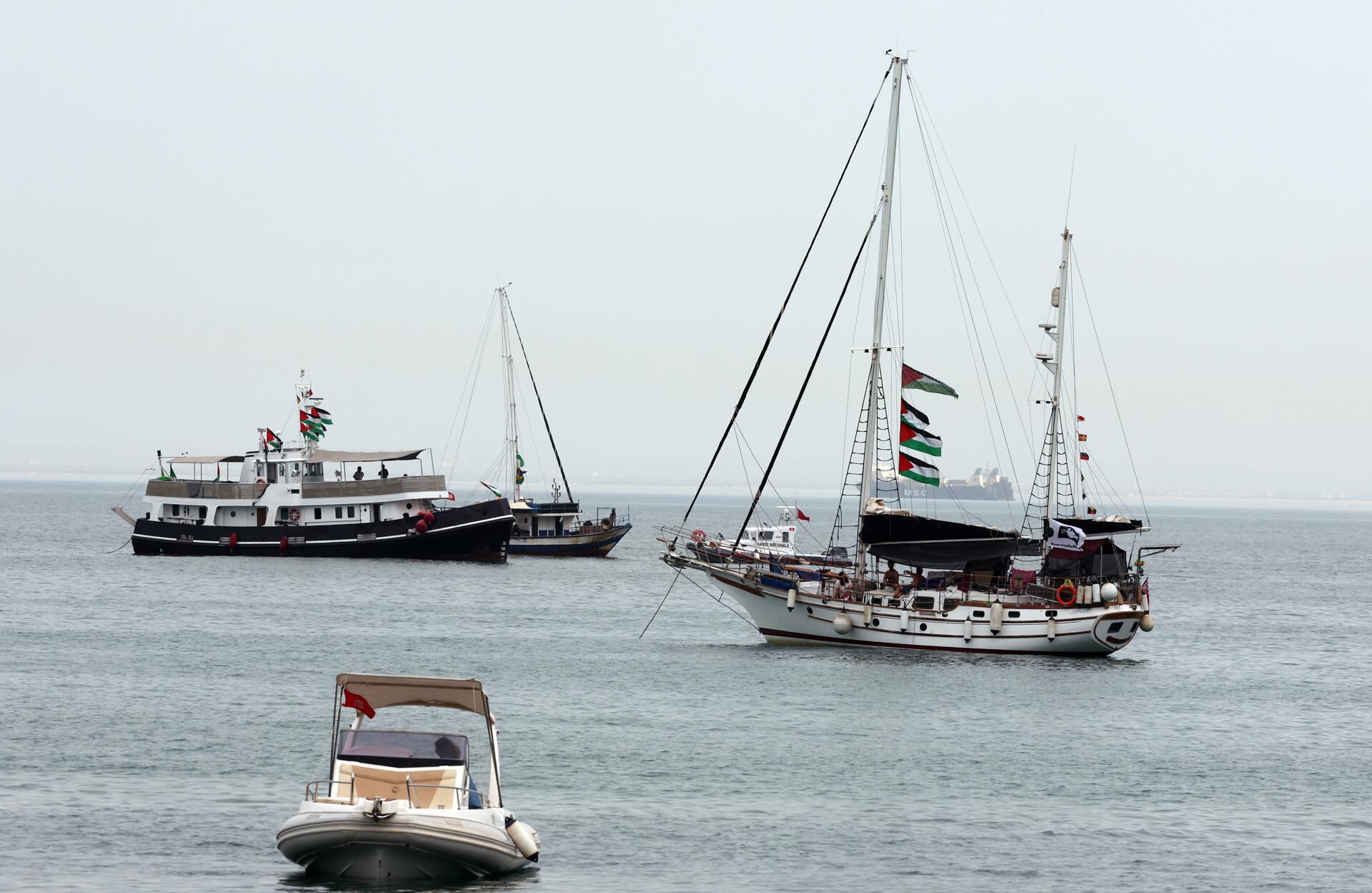 Sidi Bou Said (Tunisia), 08/09/2025.- Vessels, part of the Global Sumud Flotilla, off the coast of Sidi Bou Said, Tunisia, 08 September 2025. The flotilla, an international maritime initiative, is expected to depart from Tunis on 10 September, as part of a multi-country humanitarian effort to reach the shores of Gaza and deliver humanitarian aid. (Túnez, Túnez) EFE/EPA/MOHAMED MESSARA
