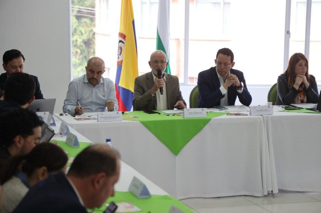 Comisión Nacional de Garantías Electorales desarrollado en Manizales. Foto: Gobernación de Caldas. Henry Gutiérrez, gobernador; Jaime Berdugo Pérez, viceministro del Interior e Iris Marín, defensora del Pueblo.
