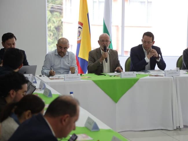 Comisión Nacional de Garantías Electorales desarrollado en Manizales. Foto: Gobernación de Caldas. Henry Gutiérrez, gobernador; Jaime Berdugo Pérez, viceministro del Interior e Iris Marín, defensora del Pueblo.