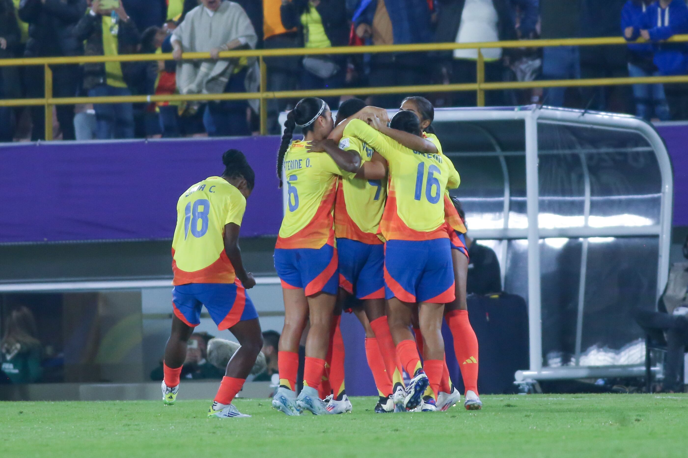 Las jugdoras de la Selección Colombia festejan uno de sus goles ante Australia. (Photo by Daniel Garzon Herazo/NurPhoto via Getty Images)