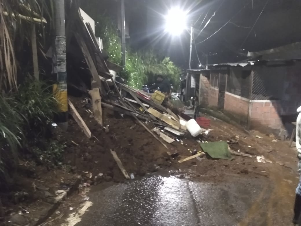 Así amaneció la vía en La Honda, Medellín. Suministrada.