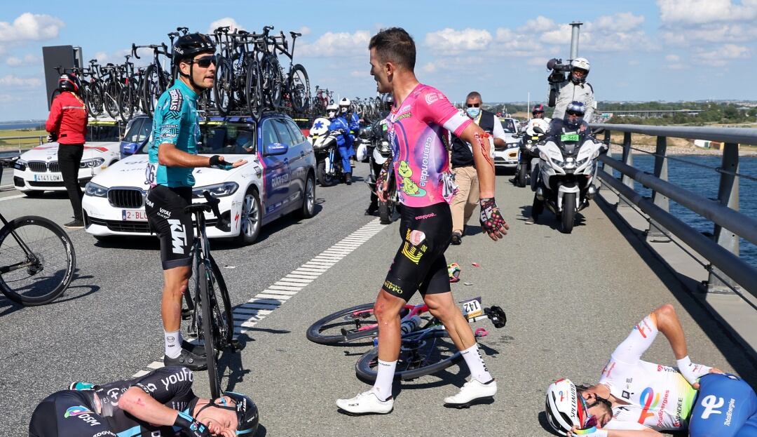 Rigoberto Urán tras su primera caída en la segunda etapa del Tour de Francia.