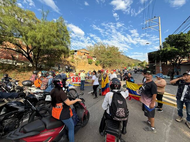 Comunidades bloquean vía Cúcuta-El Zulia por colapso en alcantarillado. / Foto: Caracol Radio.