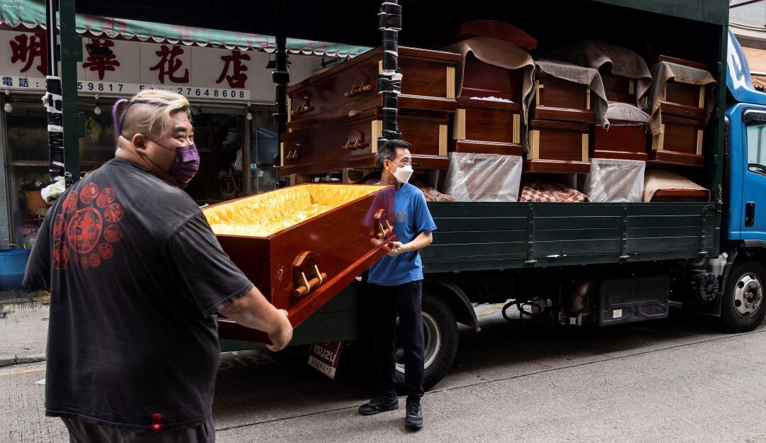 Empleados entregan ataúdes vacíos en funerarias de Hong Kong