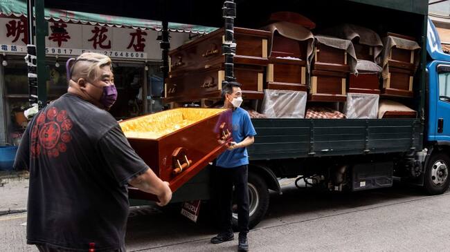 Empleados entregan ataúdes vacíos en funerarias de Hong Kong