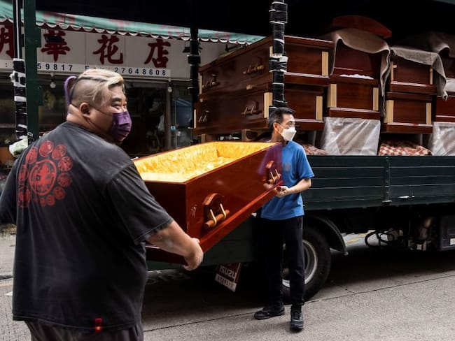 Empleados entregan ataúdes vacíos en funerarias de Hong Kong