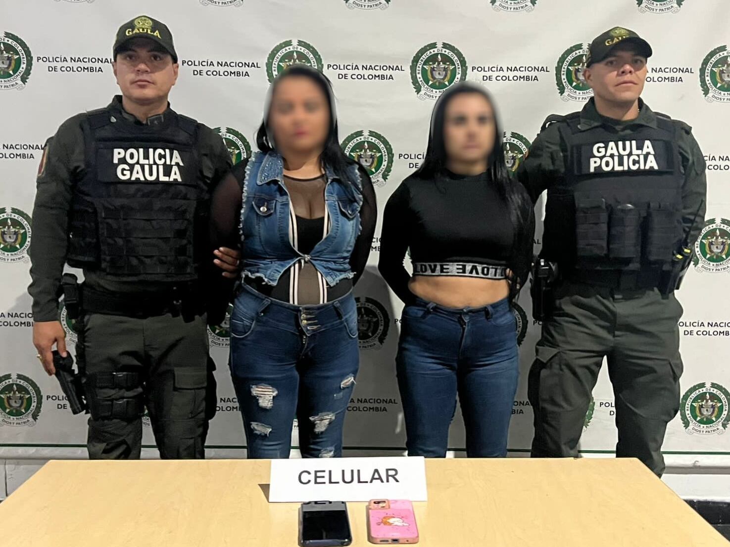 Mujeres capturadas cuando recibían 10 millones de una extorsión a un comerciante- foto policía Metropolitana