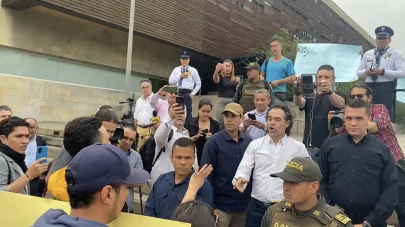 El candidato Federico Gutiérrez fue abordado con insultos a las afueras del edificio EPM. Foto: cortesía.