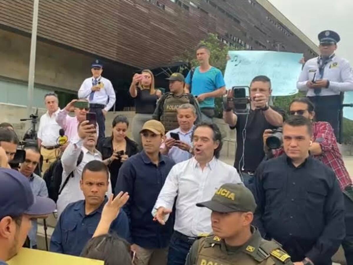 Fico Gutiérrez canceló rueda de prensa y dijo que le mandaron a la primera línea