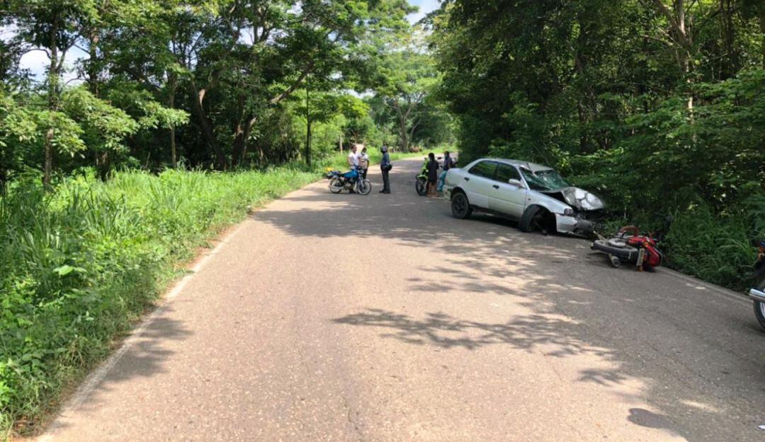 Al parecer hubo imprudencia de un conductor de un carro en una de las curvas de la vía