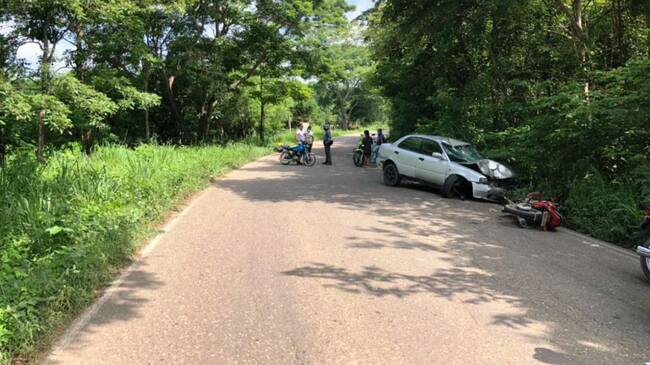 Al parecer hubo imprudencia de un conductor de un carro en una de las curvas de la vía