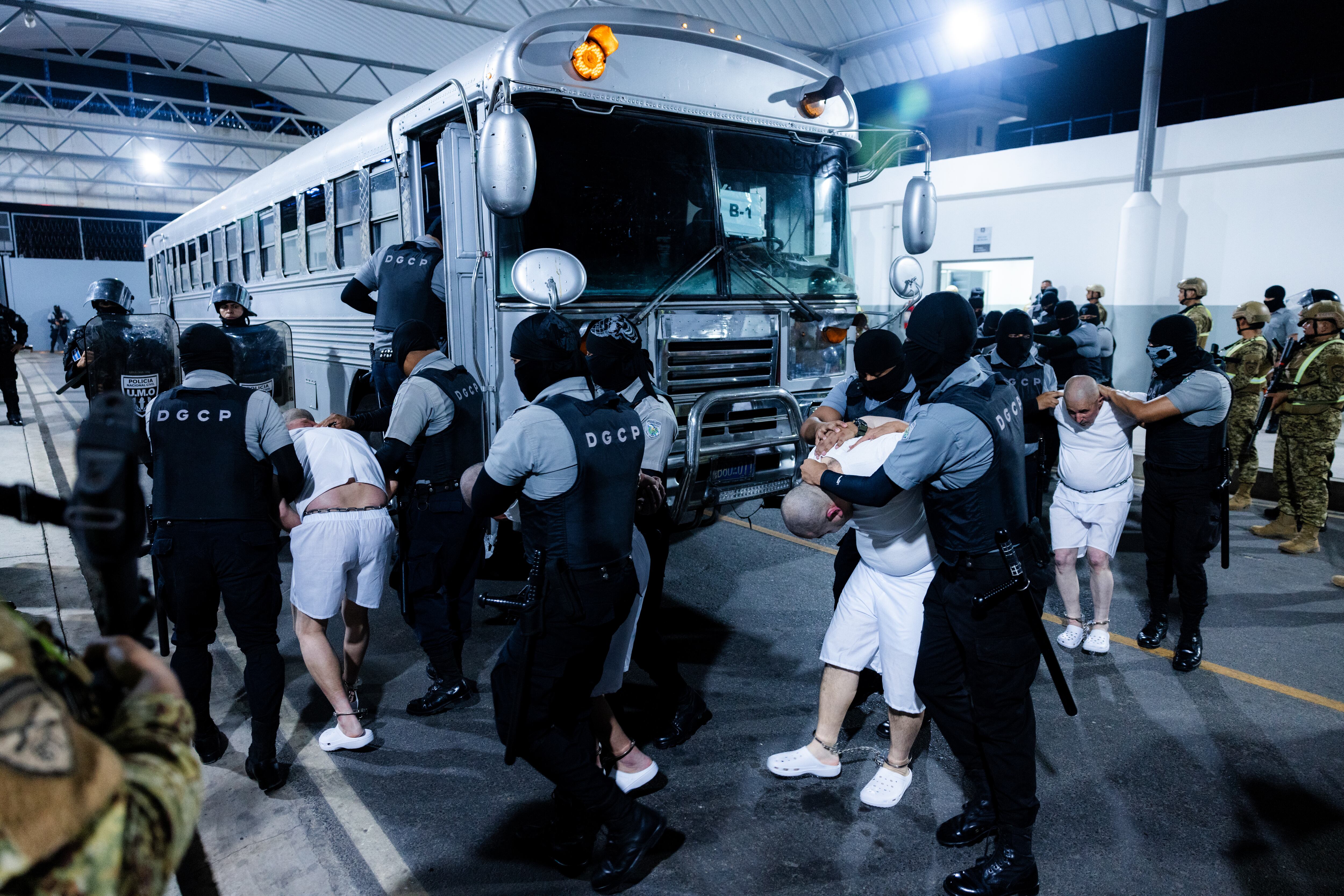 Deportados a El Salvador. FOTO: El Salvador Press Presidency Office/Anadolu via Getty .Images