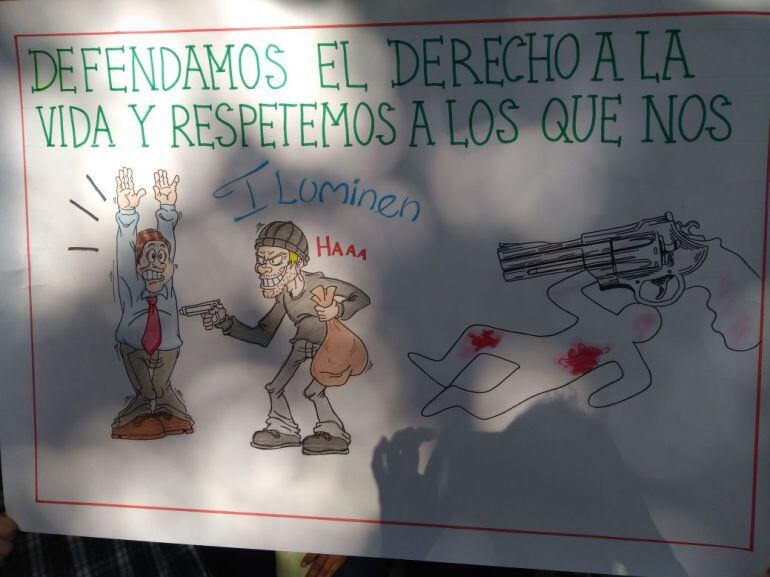 Cartelera utilizaba durante una marcha de los estudiantes del barrio Los Olivos reclamando seguridad.