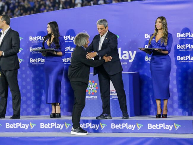 Alberto Gamero, técnico de Millonarios, recibe su medalla de campeón de la Superliga / Colprensa.