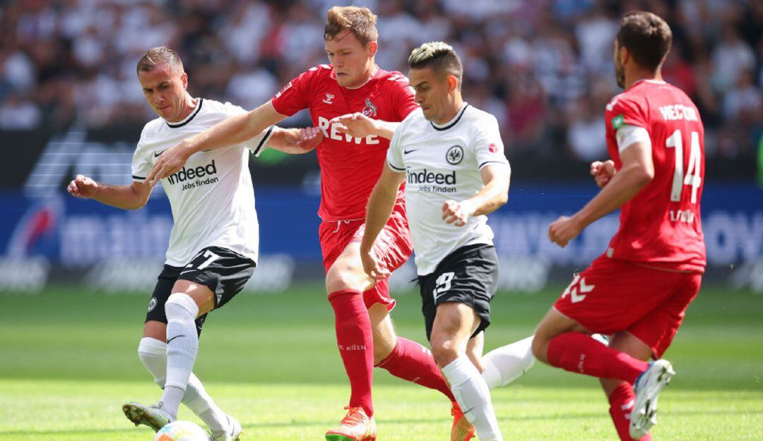Rafael Santos Borré en el duelo ante Colonia por la Bundesliga