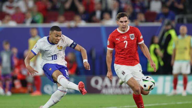 Duesseldorf (Germany), 17/06/2024.- Maximilian Woeber (R) of Austria and Kylian Mbappe (L) of France in action during the UEFA EURO 2024 group D soccer match between Austria and France, in Duesseldorf, Germany, 17 June 2024. (Francia, Alemania) EFE/EPA/Leszek Szymanski POLAND OUT