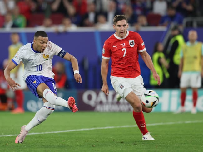 Duesseldorf (Germany), 17/06/2024.- Maximilian Woeber (R) of Austria and Kylian Mbappe (L) of France in action during the UEFA EURO 2024 group D soccer match between Austria and France, in Duesseldorf, Germany, 17 June 2024. (Francia, Alemania) EFE/EPA/Leszek Szymanski POLAND OUT