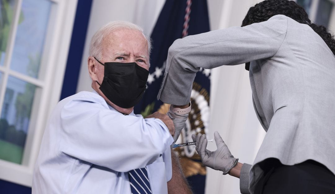 Joe Biden recibe la tercera dosis
