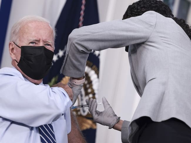 Joe Biden recibe la tercera dosis