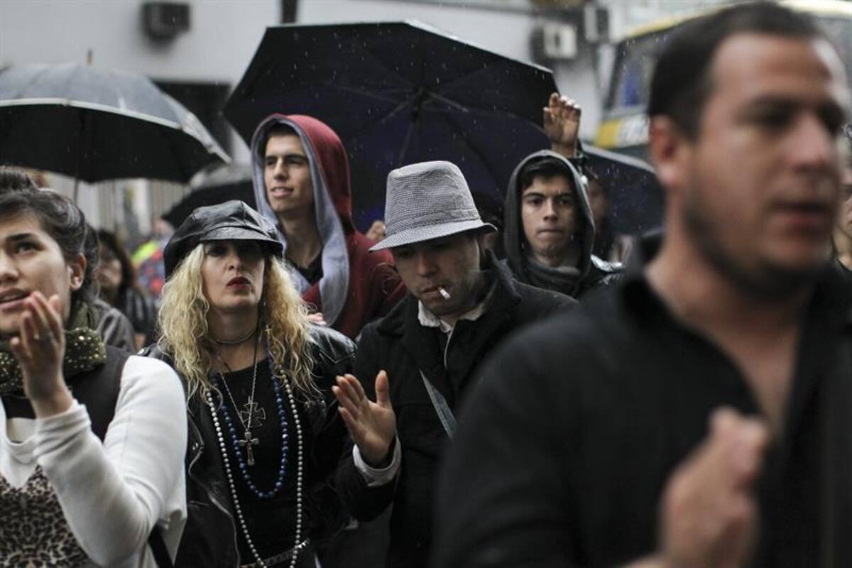 Los seguidores del exvocalista de Soda Stereo se unieron en una sola voz para rendir tributo al artista en sus exequias. Foto: Efe