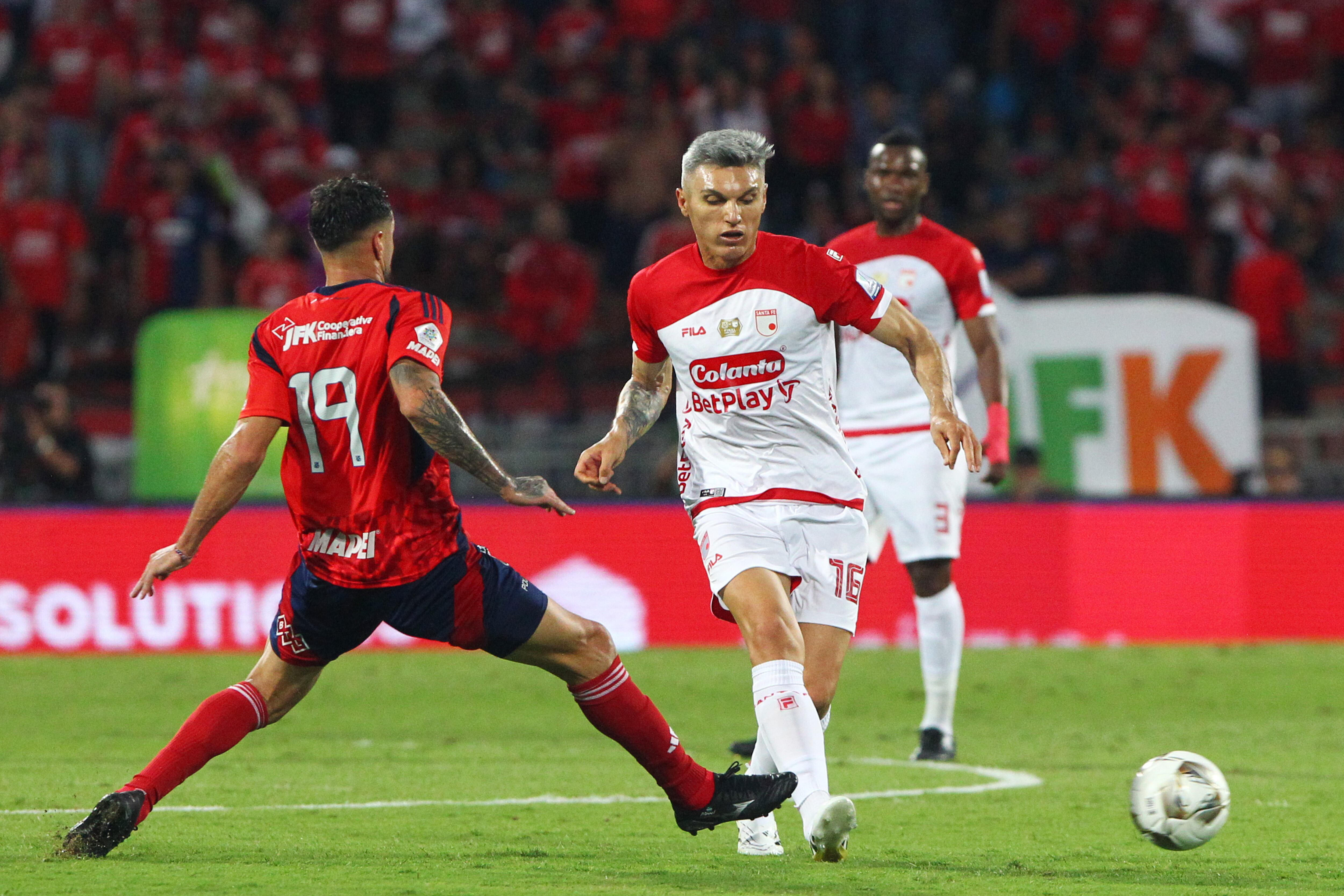 AME9778. MEDELLÍN (COLOMBIA), 29/06/2025.- Francisco Fydriszewski (i) de Medellín disputa el balón con Daniel Torres de Santa Fe este domingo, durante el partido de vuelta de la final del la liga colombiana entre Deportivo Independiente Medellín e Independiente Santa Fe en el estadio Atanasio Girardot en Medellín (Colombia). EFE/ STR