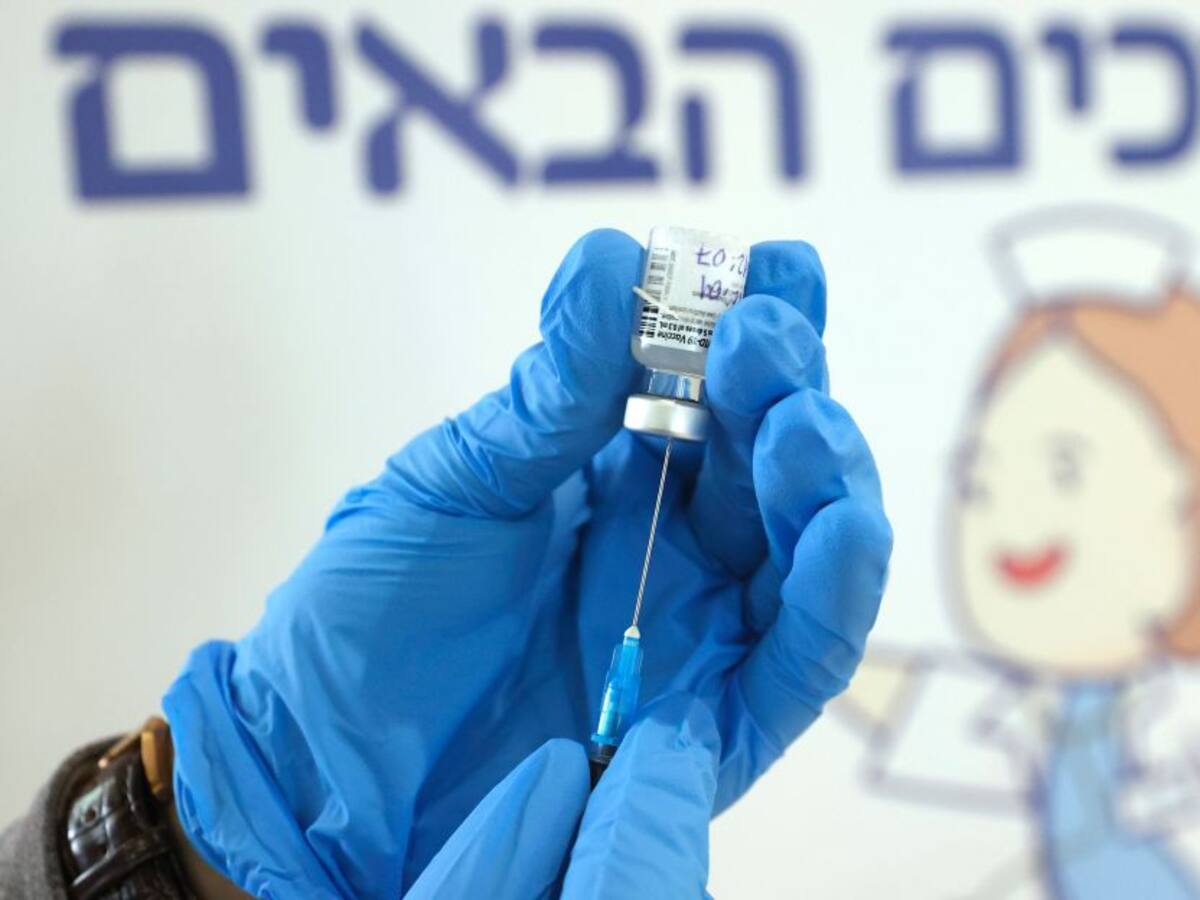 Vacuna de Pfizer tiene eficacia de 97% contra casos sintomáticos de COVID