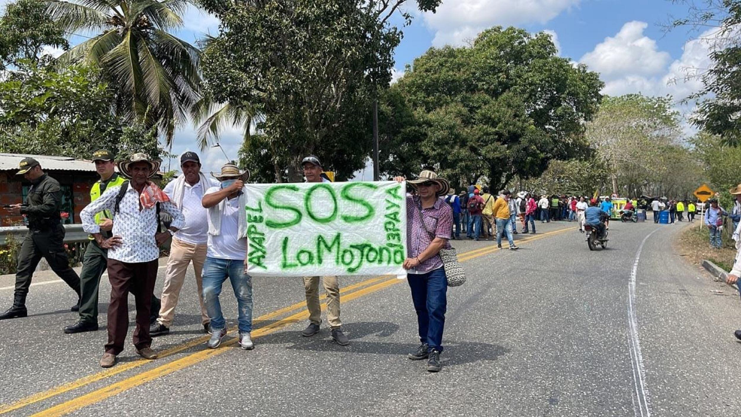 Bloqueo en el puente San Jorge, La Apartada, Córdoba. Foto: cortesía comunidad La Mojana.