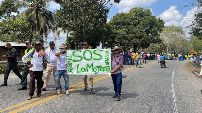 Bloqueo en el puente San Jorge, La Apartada, Córdoba. Foto: cortesía comunidad La Mojana.