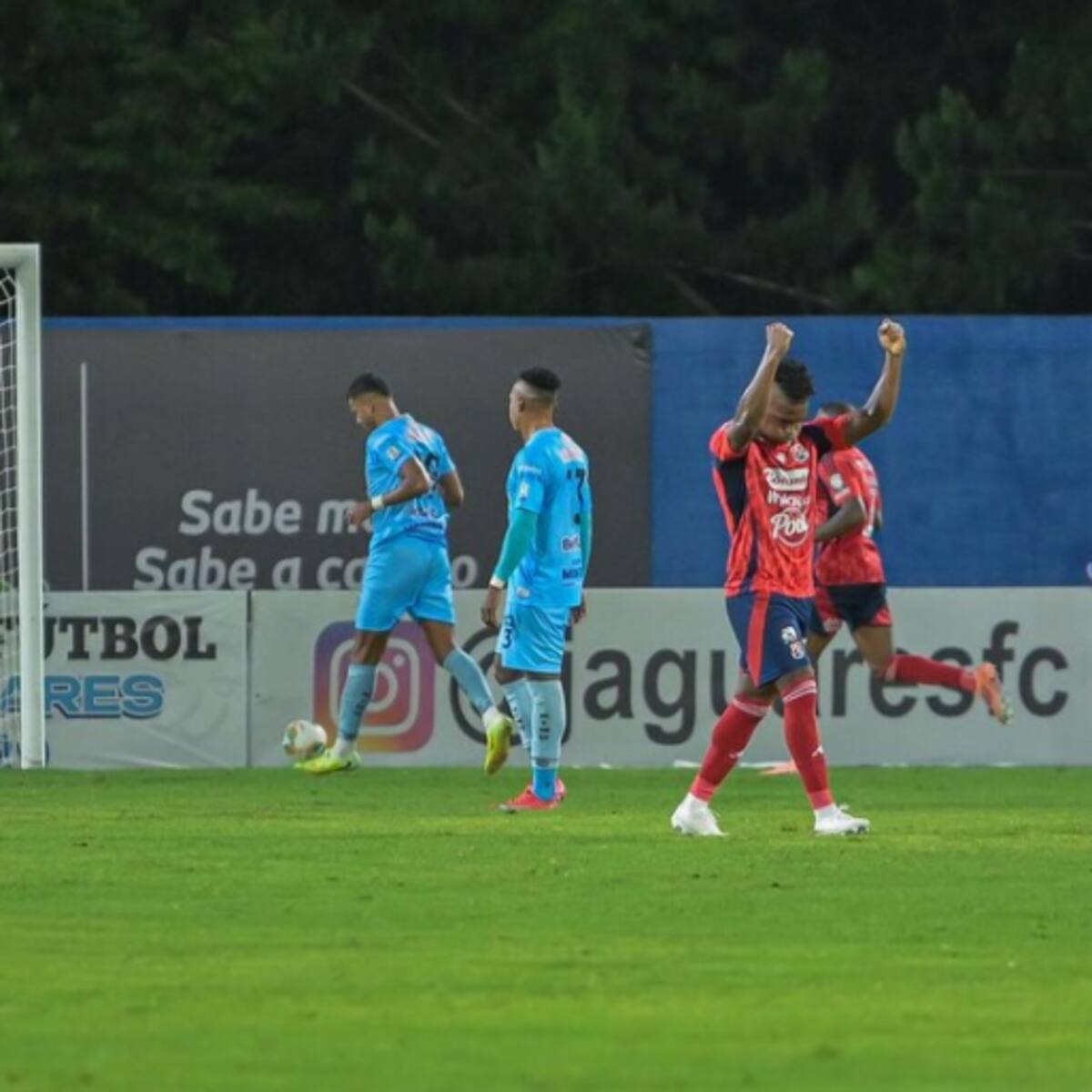 Con polémica, DIM remonta ante Jaguares en una gran semana