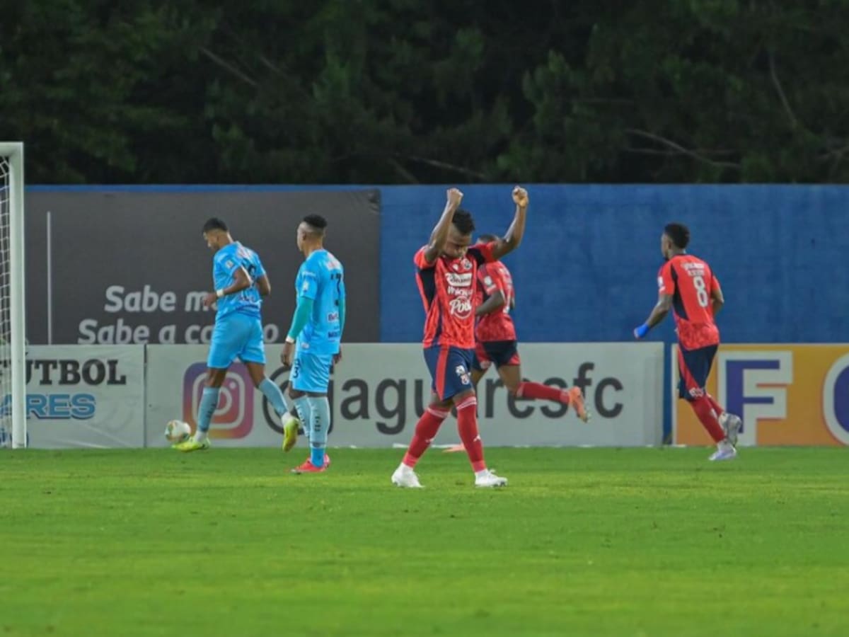 Con polémica, DIM remonta ante Jaguares en una gran semana