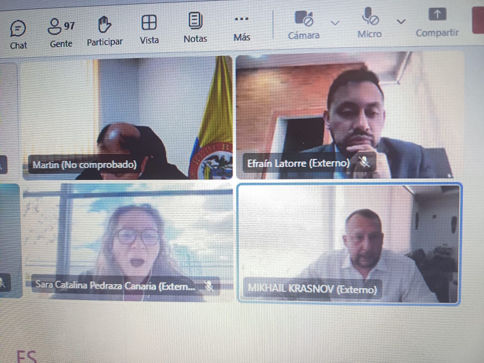 en el contrato suscrito por Sebastián Ramírez, pieza central del caso, no figura la firma de Sara Catalina