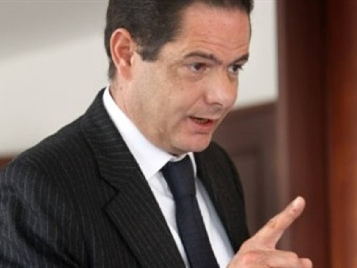 Ministro Vargas Lleras responde a declaraciones del expresidente Uribe