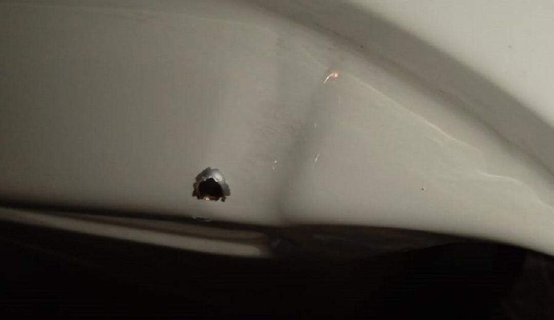 “Al menos tres disparos ingresaron a una de las camionetas”.