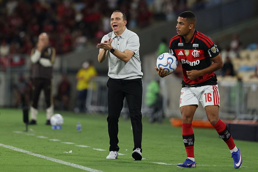 RIO DE JANEIRO, BRAZIL - APRIL 16: Alejandro Restrepo head coach of Independiente Medellín gestures during the Copa CONMEBOL Libertadores 2026 group A match between Flamengo and Medellin at Maracana Stadium on April 16, 2026 in Rio de Janeiro, Brazil. (Photo by Wagner Meier/Getty Images)
