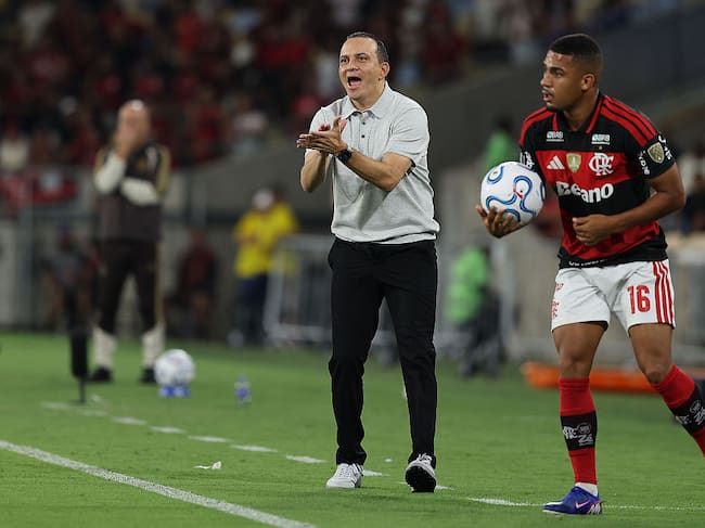 RIO DE JANEIRO, BRAZIL - APRIL 16: Alejandro Restrepo head coach of Independiente Medellín gestures during the Copa CONMEBOL Libertadores 2026 group A match between Flamengo and Medellin at Maracana Stadium on April 16, 2026 in Rio de Janeiro, Brazil. (Photo by Wagner Meier/Getty Images)