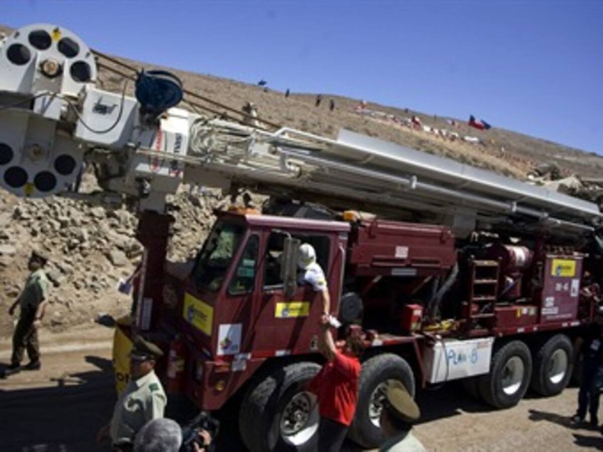 Retiran máquina de la mina tras acabar túnel para rescatar a 33 mineros