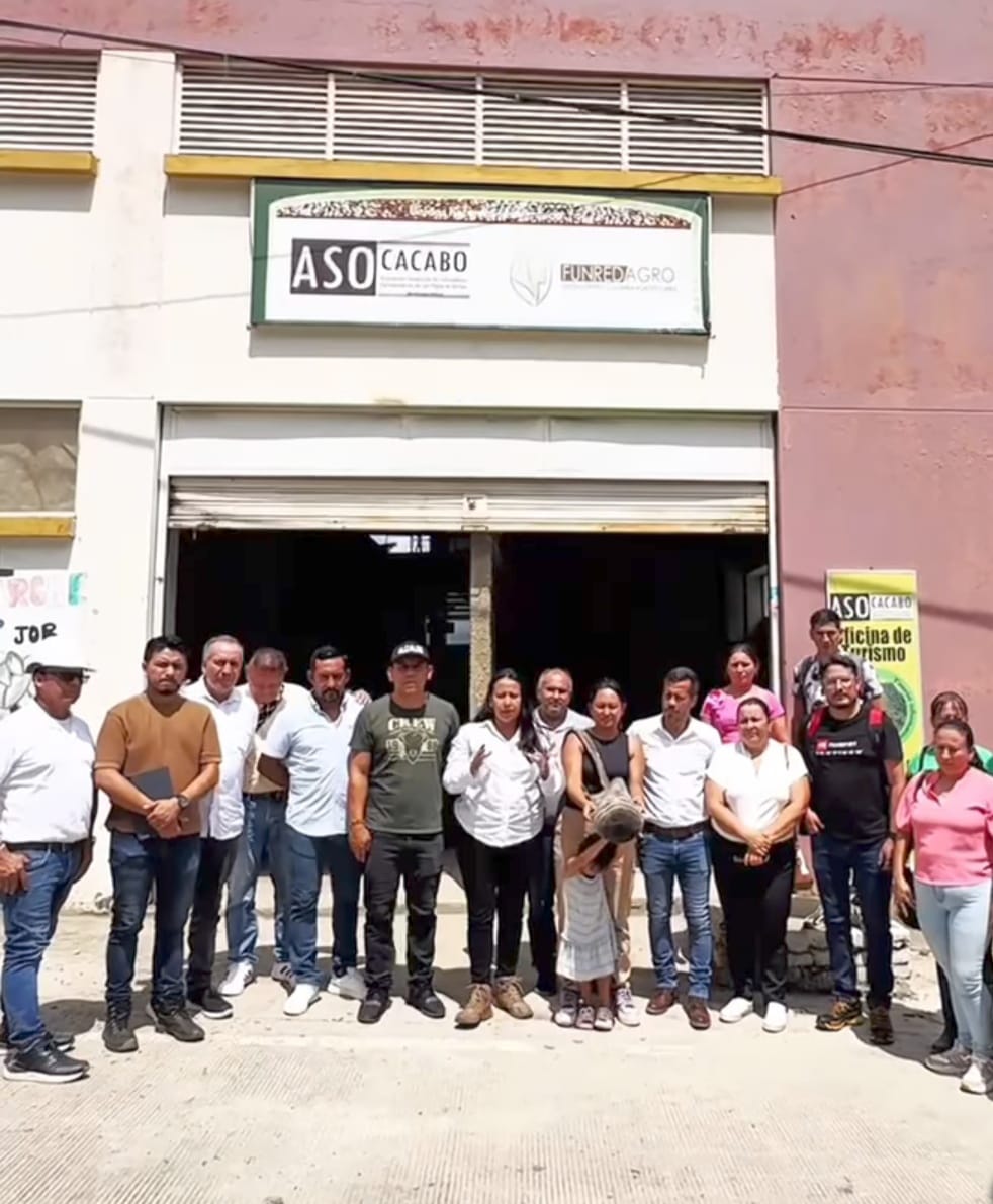 La secretaría de Agricultura de Boyacá, Elizabeth Bermúdez, se reunió con el alcalde de San Pablo de Borbur, Carlos Castellanos y productores de cacao de la región / Foto: Suministrada.