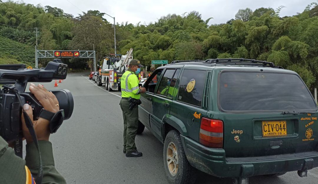 Sector de Versalles en Calarcá en el inicio de la vía la línea con máximos controles