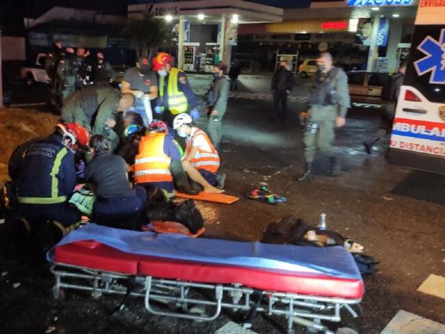 Una camioneta de la Policía se estrelló contra un bus en Envigado