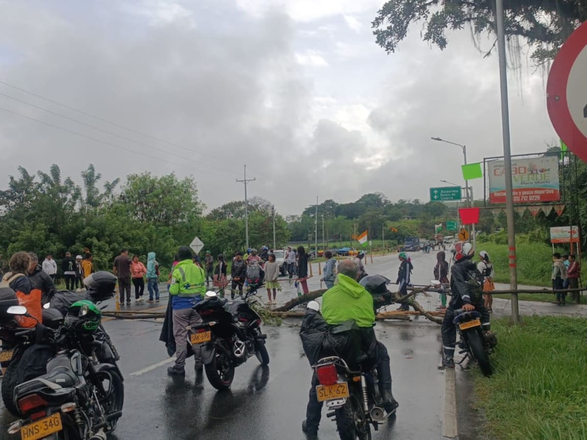 Comunidades indígenas que bloquean la troncal de occidente están cobrando a conductores para pasar