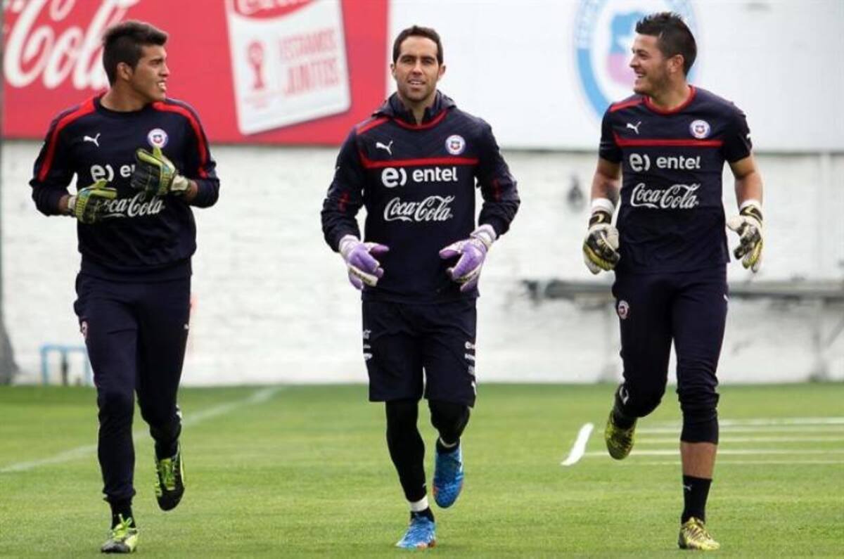El guardameta de la selección nacional de Chile Claudio Bravo durante el entrenamiento en el complejo deportivo Juan Pinto Durán, en Santiago (Chile)