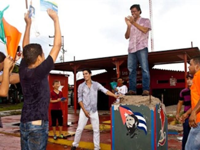 Oposición venezolana tumba estatua de Manuel Marulanda alias Tirofijo