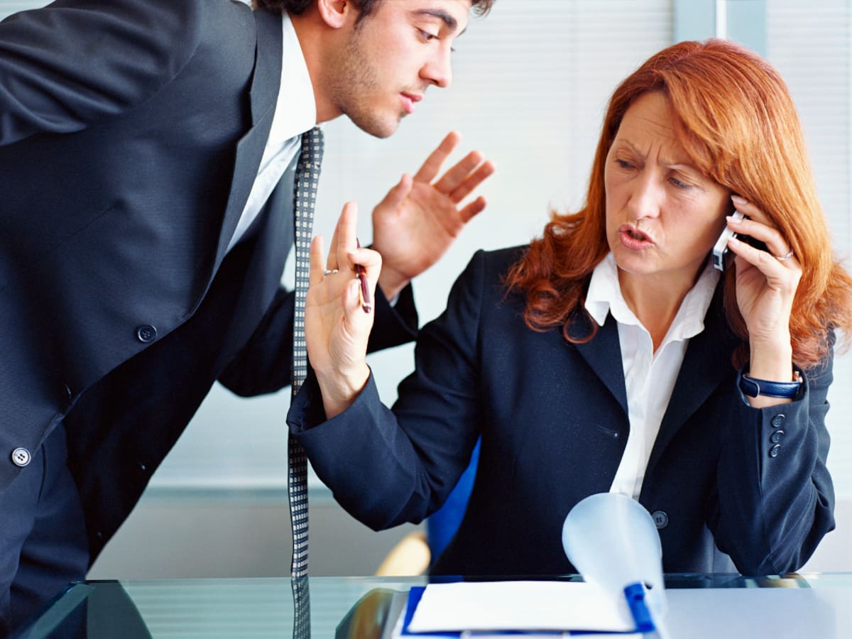 Esto significa que una persona interrumpa al hablar: psicólogos explican su personalidad