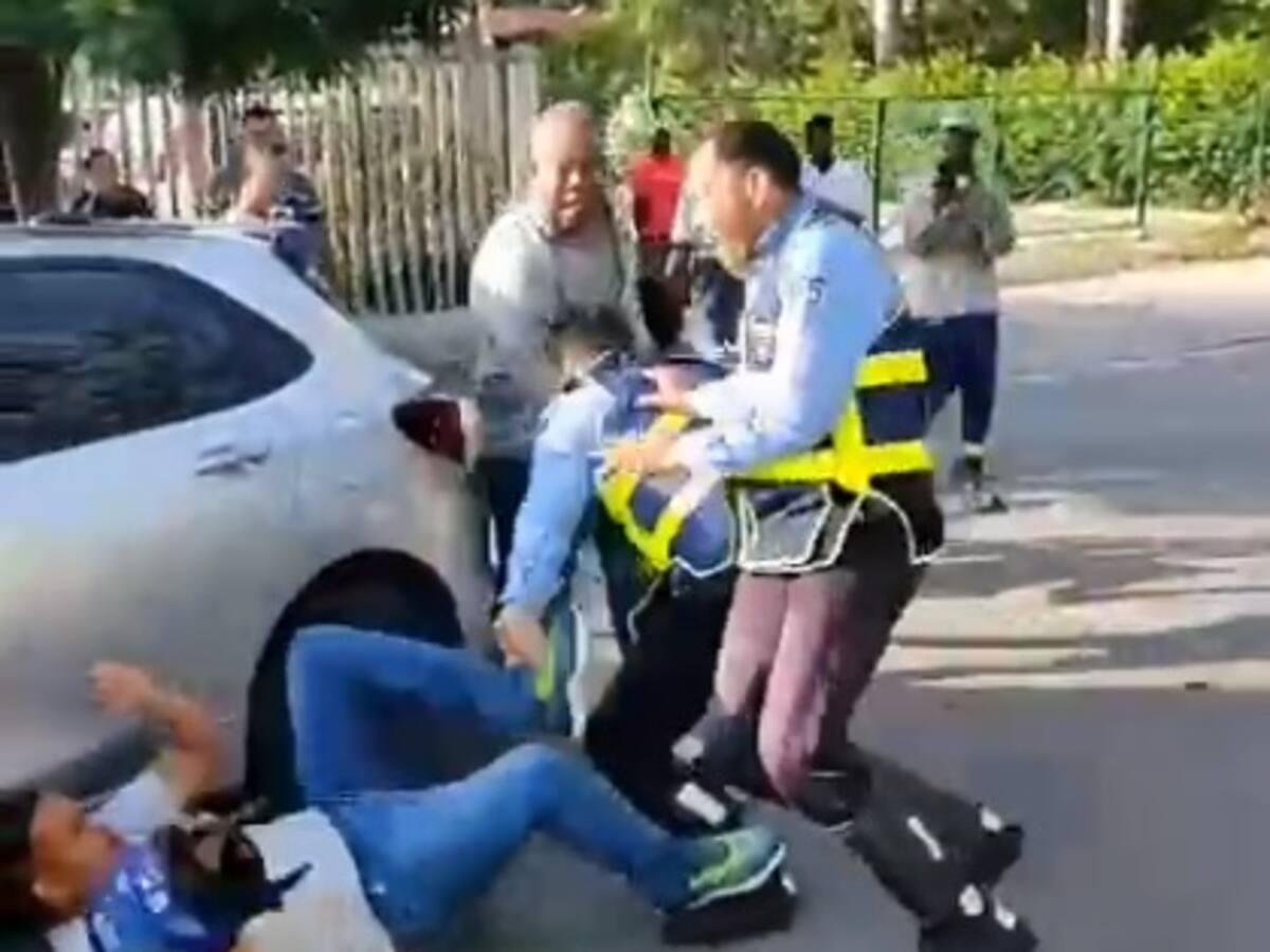 Agentes de tránsito y mototaxistas se enfrentaron a puños y patadas en Cartagena