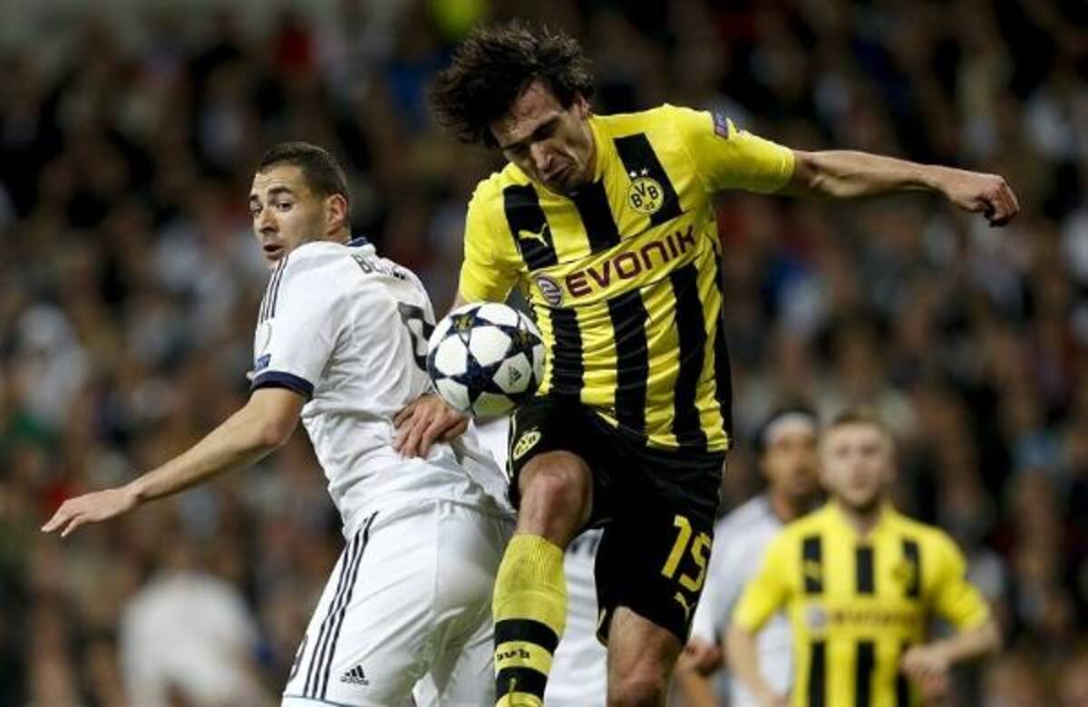 Benzema se encuentra con Hummels en la disputa de la pelota.