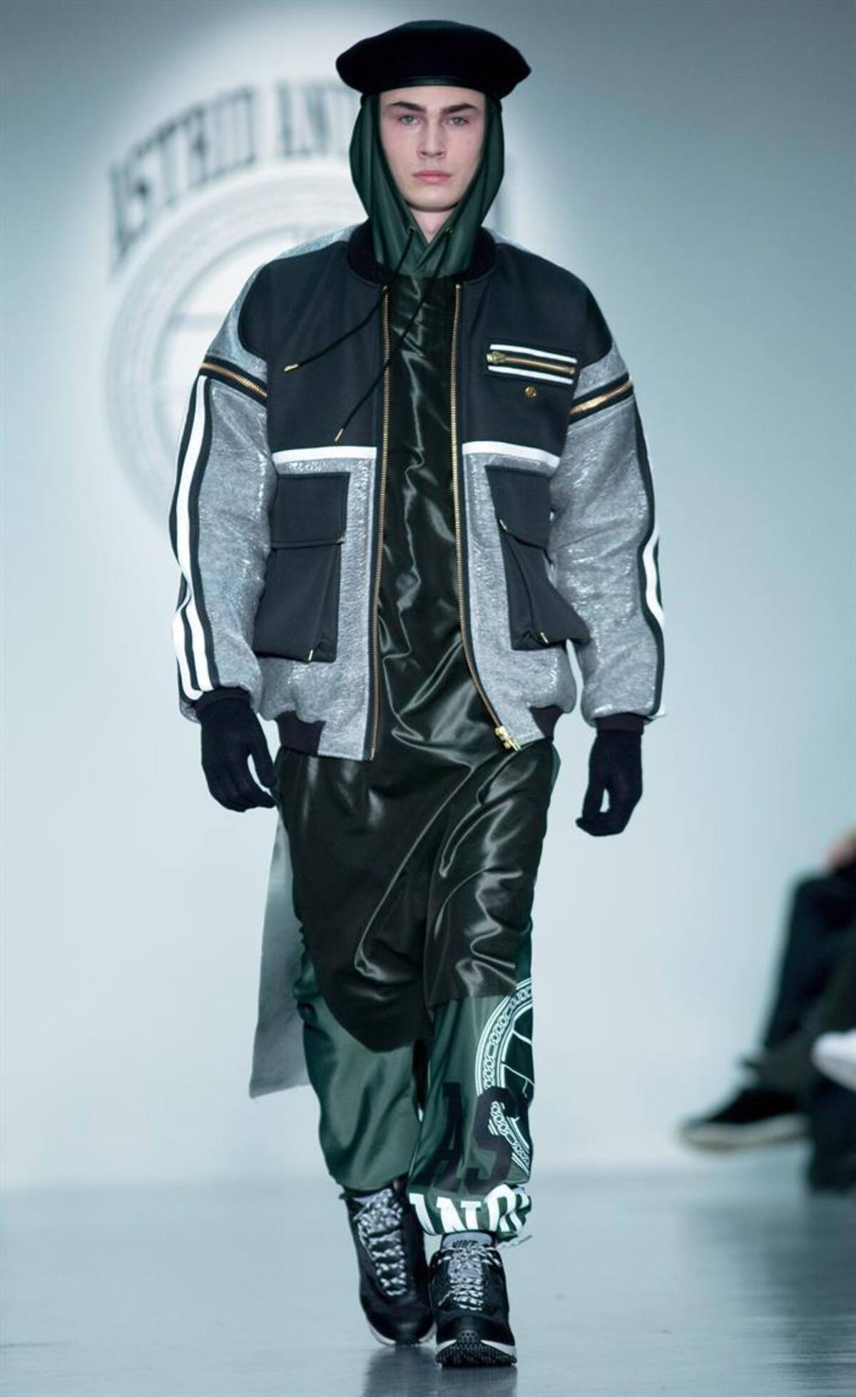 Una serie de modelos presentan la colección de otoño, invierno 2015 en la semana de la moda masculina en Londres, Inglaterra, que se realizará hasta el próximo 12 de enero.