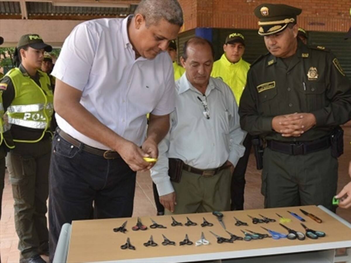 Elementos cortopunzantes decomisa la Policía en colegios de Valledupar