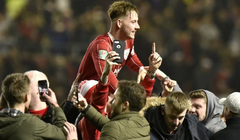 Al final del encuentro los hinchas locales invadieron el campo de juego.